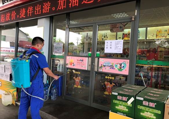 湖南石油第一時間安排向張家界運送防疫及民生物資,物資通過多種渠道順利送抵。自7月下旬以來,張家界石油一邊落實地方防疫政策,一邊抓好民生保供,全市近50座加油站全部營業,40余座易捷便利店商品供應不打烊,全線抗疫保民生,全力以赴助力打贏疫情防控阻擊戰。